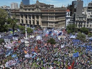 Memanas! Warga Argentina Protes Kebijakan Ekonomi Presiden Baru