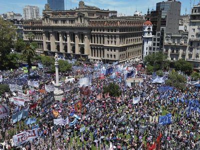 Memanas! Warga Argentina Protes Kebijakan Ekonomi Presiden Baru