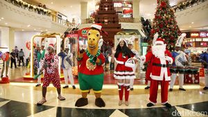 Parade Santa Hibur Pengunjung Mal di Masa Liburan Nataru