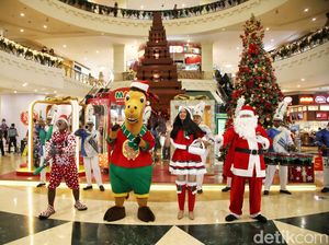 Parade Santa Hibur Pengunjung Mal di Masa Liburan Nataru Parade Santa Hibur Pengunjung Mal di Masa Liburan Nataru