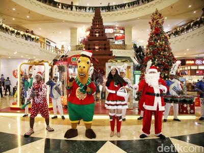 Parade Santa Hibur Pengunjung Mal di Masa Liburan Nataru