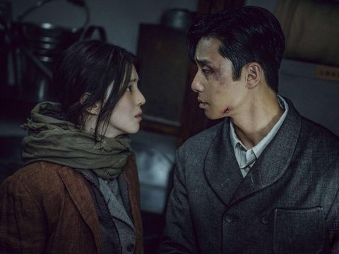 Park Seo Joon dan Han So Hee di Drama Gyeongseong Creature/Foto: IMDb