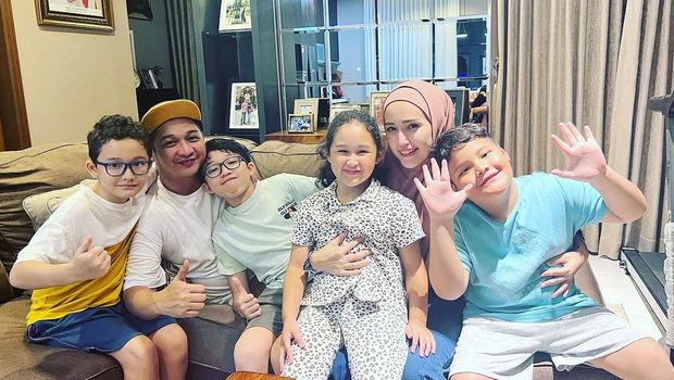 Pasha Ungu dan Ketujuh Anak