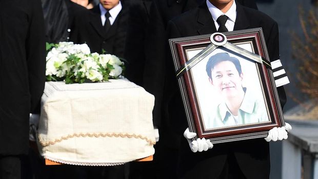 Mourners carry a portrait and the casket containing late South Korean actor Lee Sun-kyun after his funeral ceremony at the Seoul National University Hospital in Seoul on December 29, 2023. The late South Korean actor Lee Sun-kyun's body was transported from the funeral home to a crematorium in a private ceremony on December 29, with his death raising questions about alleged harsh police practices and media sensationalism. (Photo by KOREA POOL / AFP)