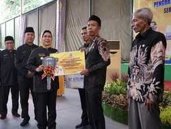 Bupati Serang Berikan Reward 7.690 Kader Posyandu hingga Ambulans Desa