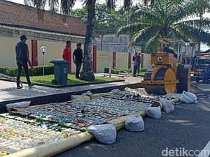 3.358 Botol Miras di Blitar Dimusnahkan, 40 Knalpot Brong Digerinda 3.358 Botol Miras di Blitar Dimusnahkan, 40 Knalpot Brong Digerinda