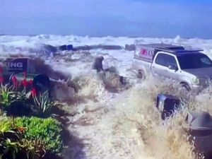 Air Pasang Menyapu Pantai Ventura di California Air Pasang Menyapu Pantai Ventura di California