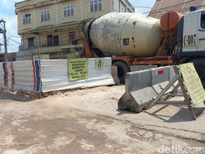 Hindari Truk, Pemotor di Jambi Terperosok ke Lubang Proyek Limbah Hindari Truk, Pemotor di Jambi Terperosok ke Lubang Proyek Limbah