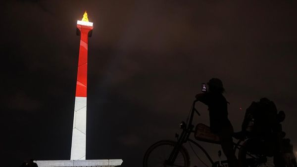 Melihat Keindahan Video Mapping Monas