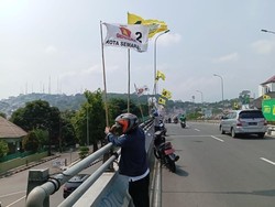 Bawaslu Semarang Copoti Bendera Parpol di Flyover Jatingaleh