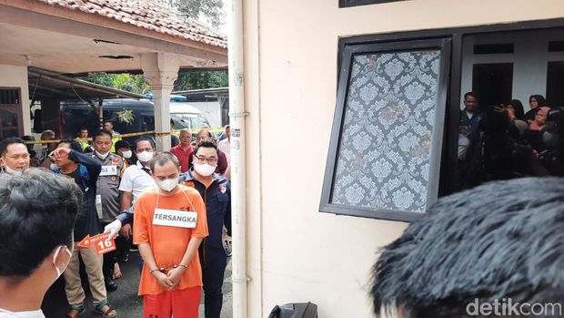 Polisi menggelar rekonstruksi kasus Panca Darmansyah membunuh 4 anaknya di Jagakarsa, Jakarta Selatan (Annisa AR/detikcom)