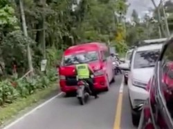 Viral Polisi di Deli Serdang Hadang Bus Hendak Terobos Jalan Macet