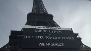 Potret Menara Eiffel Ditutup yang Bikin Wisatawan Kecewa