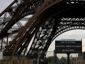 Menara Eiffel Tutup Gegara Staf Mogok Kerja, Turis Kecewa