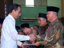 Hindari Sengketa Lahan, Presiden Jokowi Serahkan 1.000 Sertifikat Tanah Wakaf di Jawa Timur