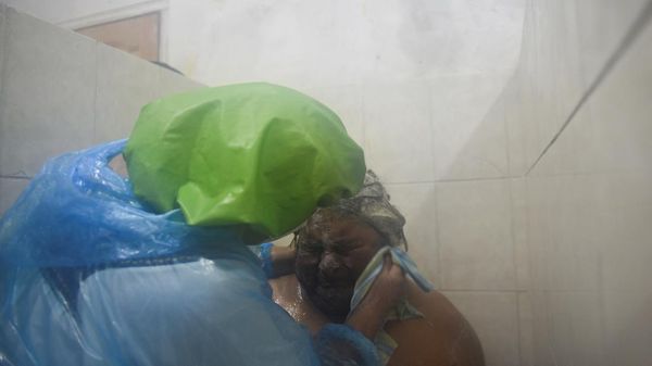 Relawan Gereja di Bolivia Mendandani Ratusan Tunawisma saat Libur Nataru