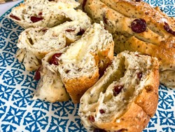 Roti Macan: Antre 2,5 Jam Demi Sourdough Cranberry Cheese Hits di Bandung