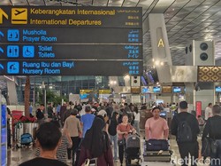 Polisi Pakai Mobil Patroli untuk Antar Pemudik Antar-Terminal di Soetta