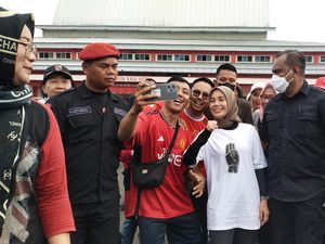 Saat Atikoh Didatangi Fans MU di Gelora Satria Purwokerto