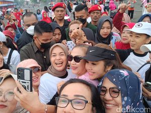 Kunjungi Purwokerto, Atikoh Jadi Rebutan Swafoto Emak-emak