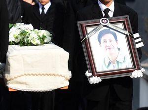 Ketegaran Putra Lee Sun Kyun Bawa Foto Ayah di Pemakaman Ketegaran Putra Lee Sun Kyun Bawa Foto Ayah di Pemakaman