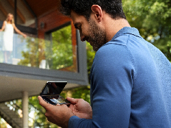 Era Baru Smartphone Foldable, Dukung Pebisnis Sat-set Multitasking