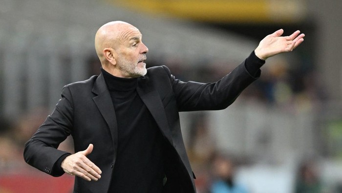 Soccer Football - Serie A - AC Milan v Frosinone - San Siro, Milan, Italy - December 2, 2023 AC Milan coach Stefano Pioli reacts REUTERS/Daniele Mascolo