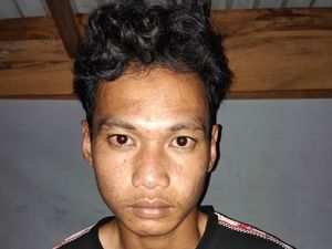 Adik di Maros Melayat Kakak yang Dia Bunuh gegara Melarang Bawa Pacar Adik di Maros Melayat Kakak yang Dia Bunuh gegara Melarang Bawa Pacar