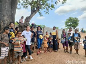 TKD Bagi-bagi Susu Jelang Kampanye Gibran di Kupang