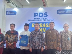 Trenggono Bagi-bagi Ikan 8,8 Ton buat Yatim Piatu hingga Warga Gambir