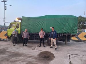 Nekat! Lansia Curi Truk Tronton Muatan Kedelai dari Parkiran di Ambarawa