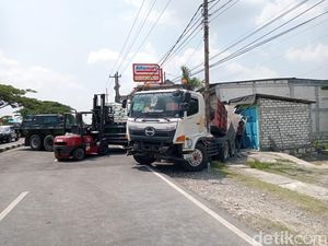 Truk Terguling di Jalur Poros Lamongan-Babat, Polisi Berlakukan Contraflow Truk Terguling di Jalur Poros Lamongan-Babat, Polisi Berlakukan Contraflow