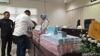 Tumpukan Uang Rp 7,8 M Proyek Lampu Pocong yang Ditagih dari Kontraktor