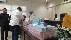 Tumpukan Uang Rp 7,8 M Proyek Lampu Pocong yang Ditagih dari Kontraktor