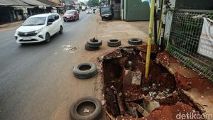 Waduh! Ada Lubang Besar di Trotoar Bantargebang