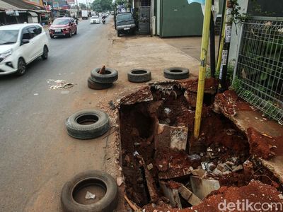Waduh! Ada Lubang Besar di Trotoar Bantargebang