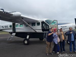 Senyum Adeng Saat Menjajal Penerbangan Perdana Pangandaran-Bandung Senyum Adeng Saat Menjajal Penerbangan Perdana Pangandaran-Bandung