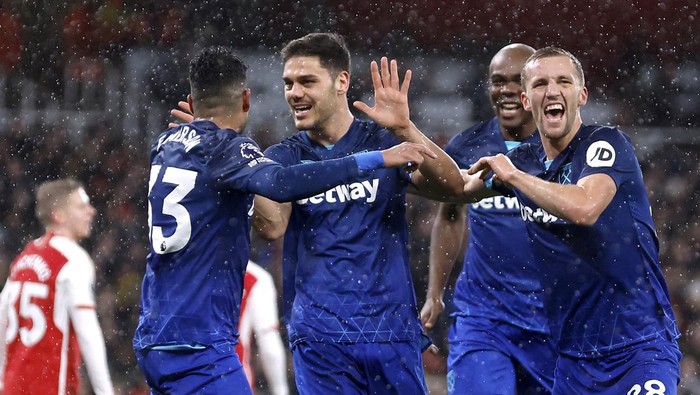 Soccer Football - Premier League - Arsenal v West Ham United - Emirates Stadium, London, Britain - December 28, 2023 West Ham Uniteds Konstantinos Mavropanos celebrates scoring their second goal with teammates Action Images via Reuters/Peter Cziborra NO USE WITH UNAUTHORIZED AUDIO, VIDEO, DATA, FIXTURE LISTS, CLUB/LEAGUE LOGOS OR LIVE SERVICES. ONLINE IN-MATCH USE LIMITED TO 45 IMAGES, NO VIDEO EMULATION. NO USE IN BETTING, GAMES OR SINGLE CLUB/LEAGUE/PLAYER PUBLICATIONS.