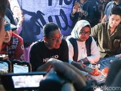 Kala Anies Baswedan Nikmati Kopi dan Jadah di Ponorogo