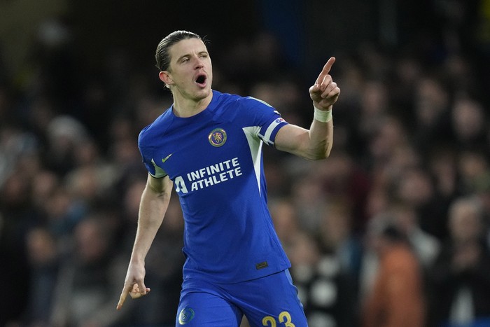 Chelseas Conor Gallagher celebrates after scoring from his shot in the penalty shoot out during the English League Cup quarterfinal soccer match between Chelsea and Newcastle United at Stamford Bridge in London, Tuesday, Dec. 19, 2023. Chelsea went onto win the match 4-2 on penalties after the game ended in a 1-1 draw. (AP Photo/Kirsty Wigglesworth)