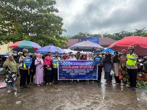 Polwan Bersepeda Blusukan ke Pasar Rengat Sosialisasi Pemilu Damai