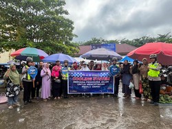 Polwan Bersepeda Blusukan ke Pasar Rengat Sosialisasi Pemilu Damai