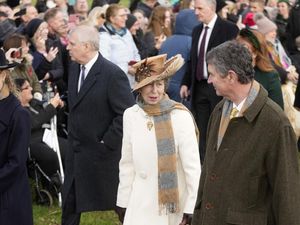 Tak Tersorot, Gaya Keluarga Raja Charles Pakai Scarf Karyanya di Natal 2023