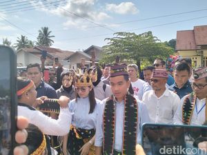 Gibran di Labuan Bajo: Pilihan Boleh Beda, yang Penting Warga Sini Rukun Gibran di Labuan Bajo: Pilihan Boleh Beda, yang Penting Warga Sini Rukun