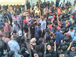 Gibran Naik Panggung Mini Konser di Labuan Bajo, tapi Tak Bicara