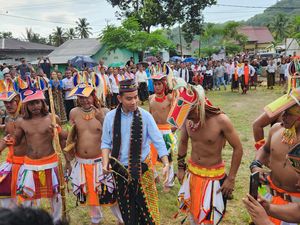 Gibran dan Istri Disambut Pake Reis saat Kunjungi Rumah Adat Kaper