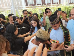 Diskusi dengan Pelaku UMKM, Gibran Dipakaikan Kain-Topi Khas NTT