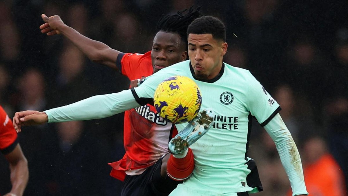 Levi Colwill (kanan) berduel dengan Issa Kabore. Foto: REUTERS/IAN WALTON