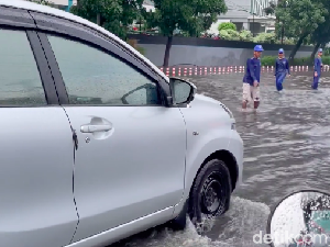 Jalan Mayjen DI Panjaitan Cawang Tergenang Air, Lalin Sempat Macet Jalan Mayjen DI Panjaitan Cawang Tergenang Air, Lalin Sempat Macet