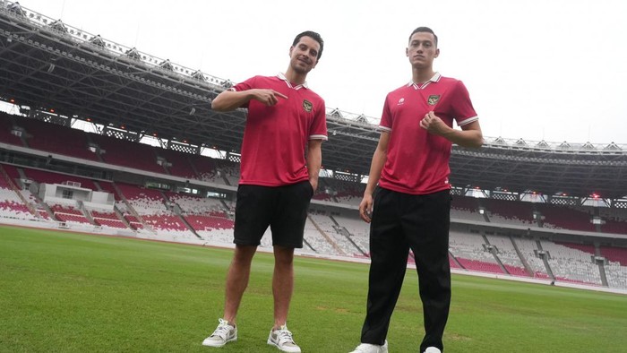 Jay Idzes dan Thom Haye mengunjungi Stadion Utama Gelora Bung Karno.
